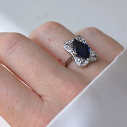 Bague Art Déco Losange Saphir synthétique et diamants - Castafiore