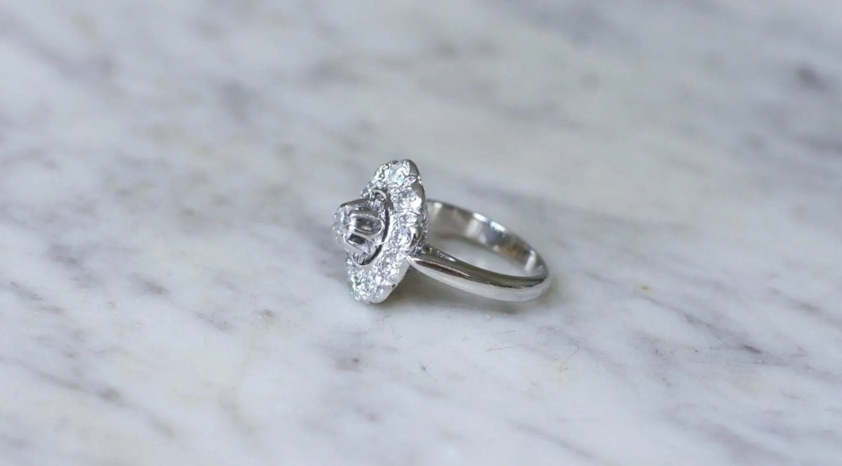Bague Art Déco Marguerite Ovale Diamants - Castafiore