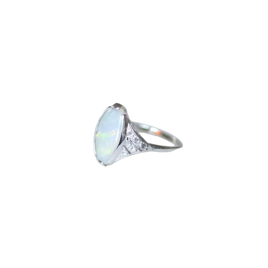 Bague Art Deco Opale et Diamants - Castafiore