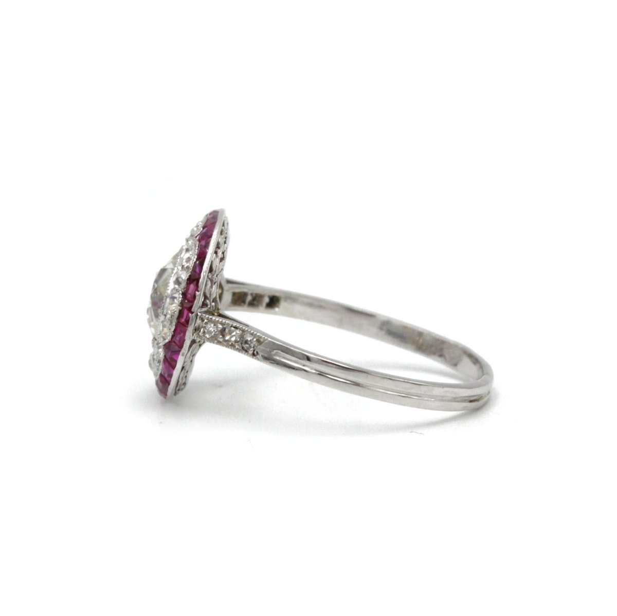 Bague art - deco or 750 et platine, diamants tailles ancienne et rubis calibrés années 1920 - Castafiore