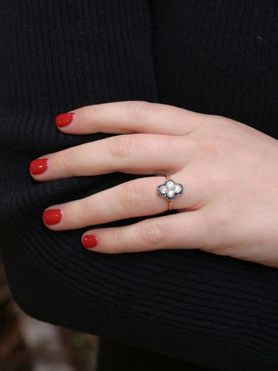 Bague Art Déco or diamants saphirs calibrés - Castafiore