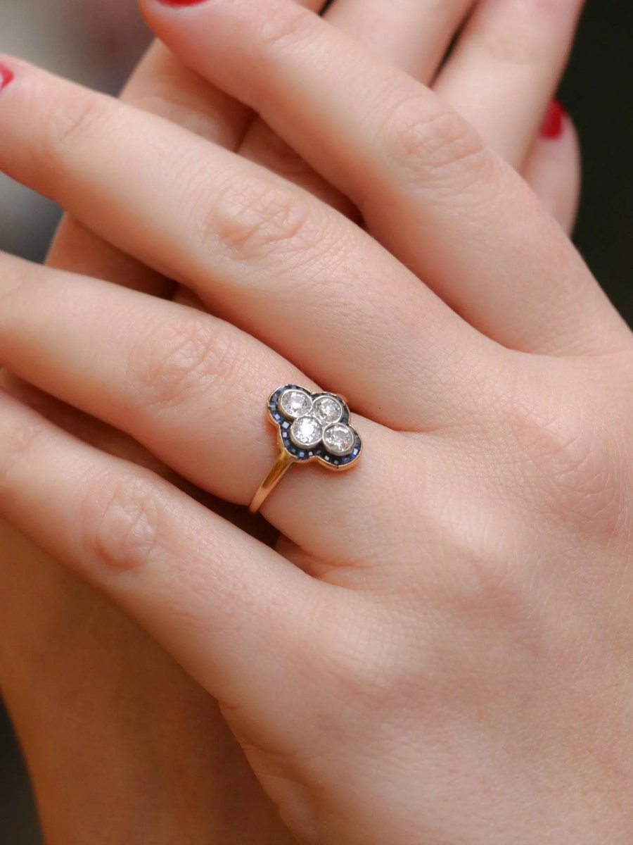 Bague Art Déco or diamants saphirs calibrés - Castafiore
