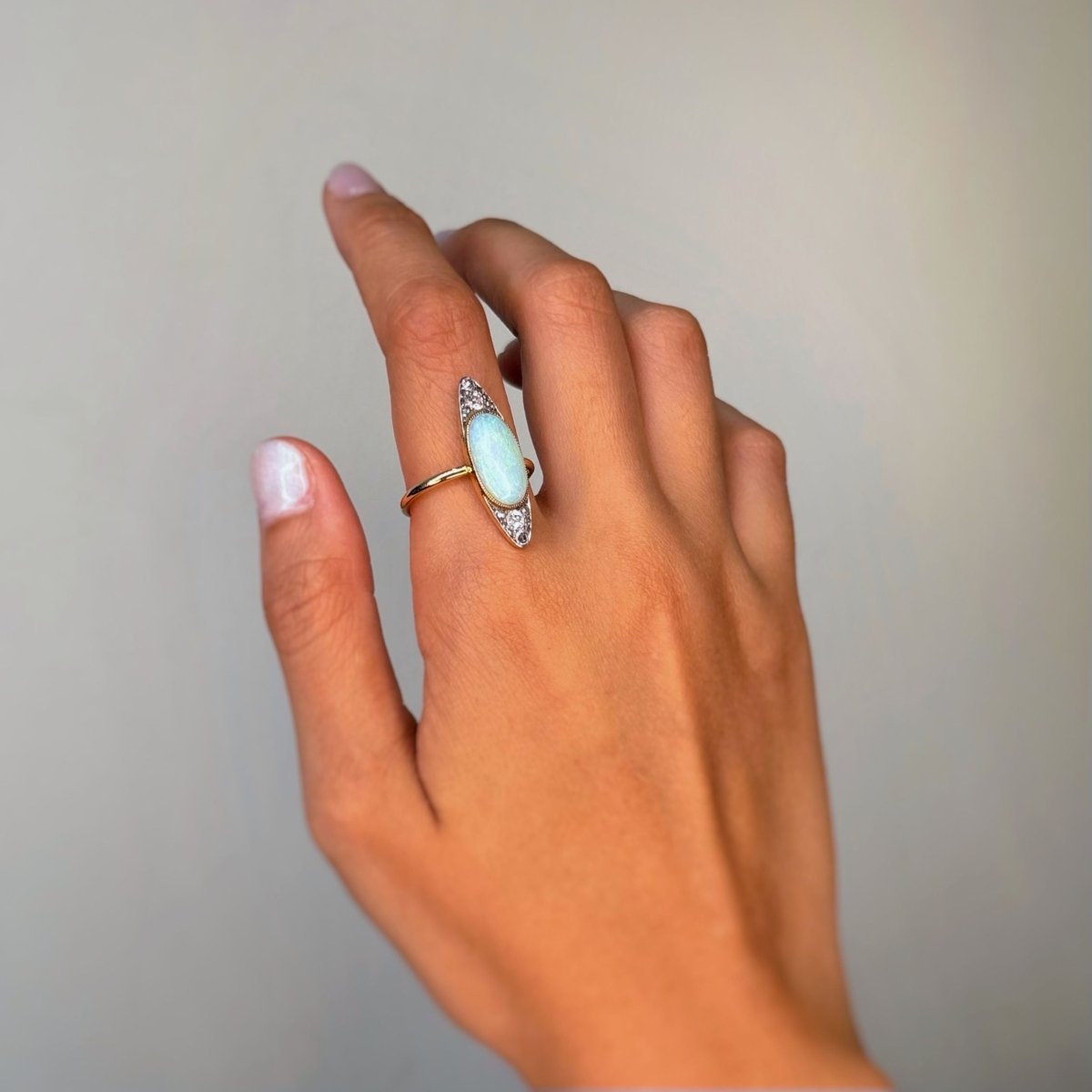 Bague Art Déco - Or, platine, diamants et opale - Castafiore