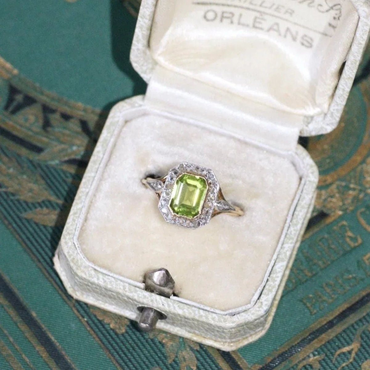 Bague Art Déco Péridot et Diamants - Castafiore