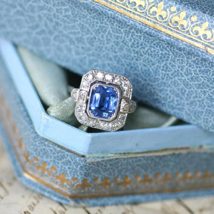 Bague Art Deco Saphir de Ceylan 2.68 Cts et Diamants - Castafiore