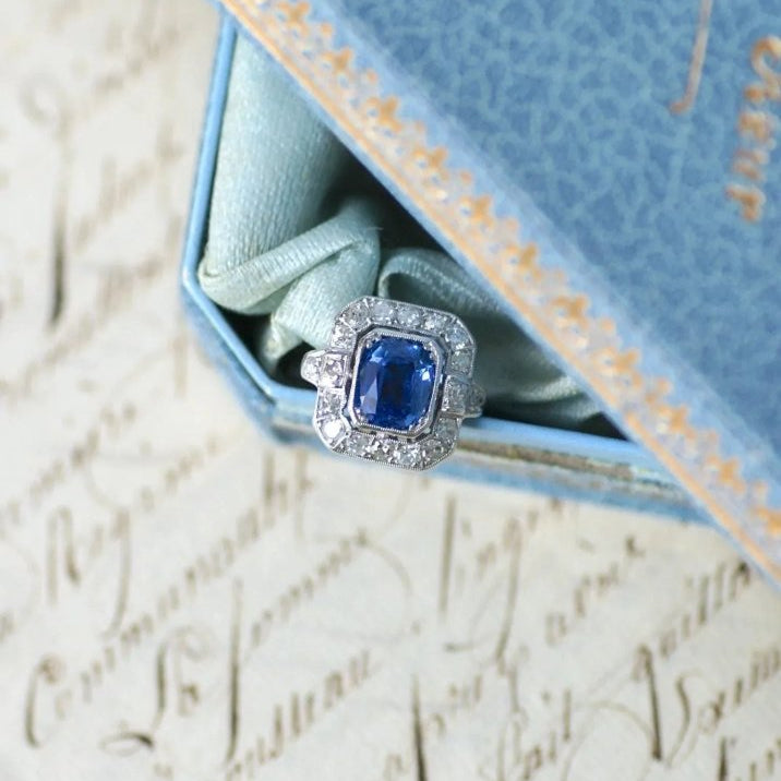 Bague Art Deco Saphir de Ceylan 2.68 Cts et Diamants - Castafiore