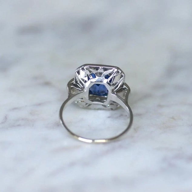 Bague Art Deco Saphir de Ceylan 2.68 Cts et Diamants - Castafiore