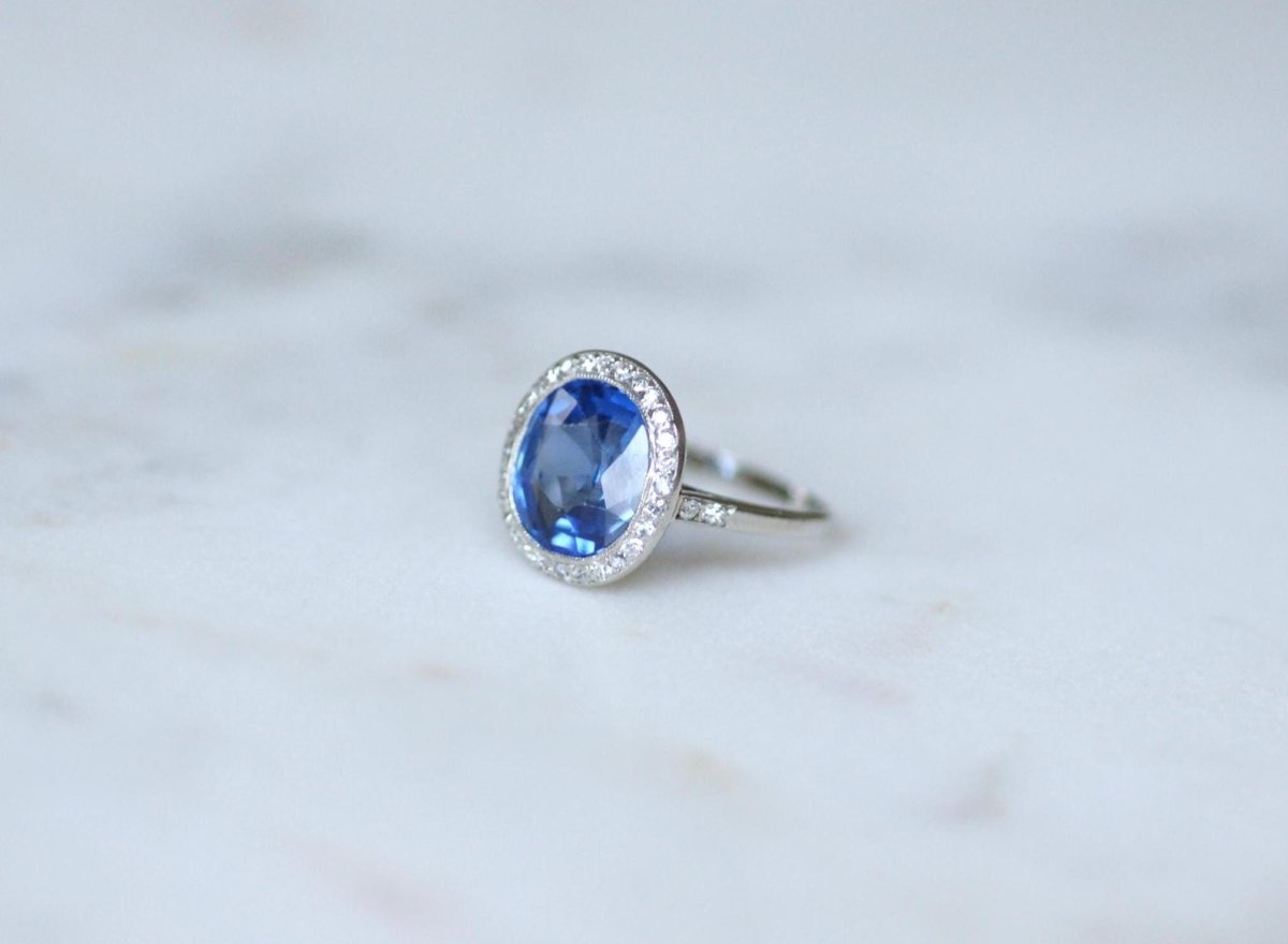 Bague Art Déco Saphir de Ceylan Non Chauffé 4,40 Cts et Diamants - Castafiore