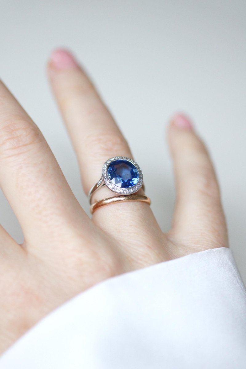 Bague Art Déco Saphir de Ceylan Non Chauffé 4,40 Cts et Diamants - Castafiore