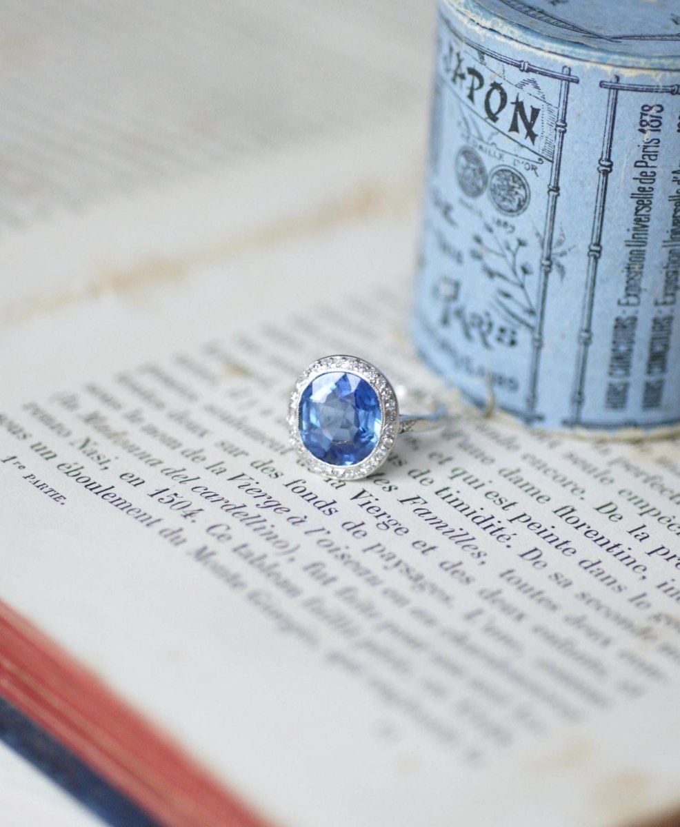 Bague Art Déco Saphir de Ceylan Non Chauffé 4,40 Cts et Diamants - Castafiore