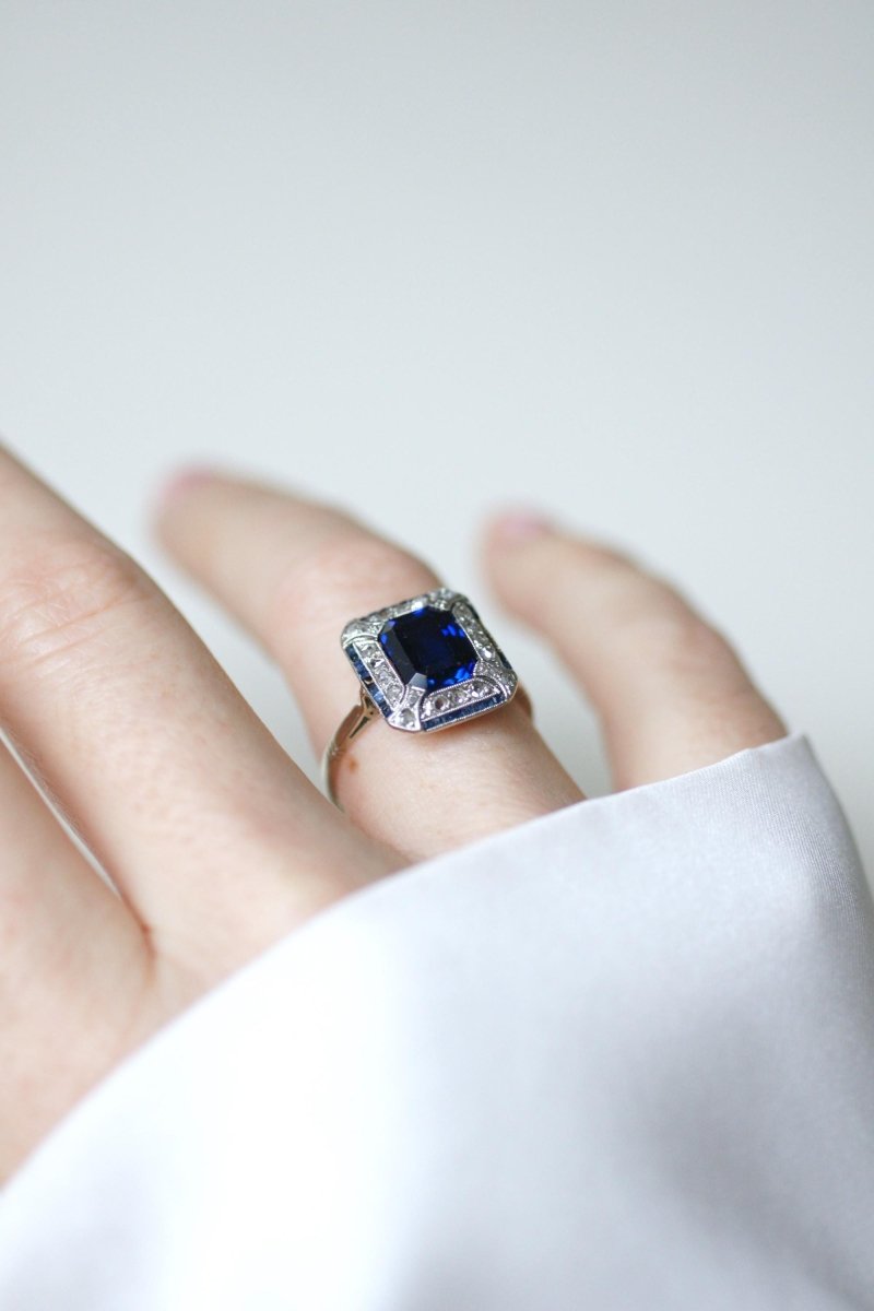 Bague Art Deco Saphir Synthétique Octogonale et Diamants - Castafiore