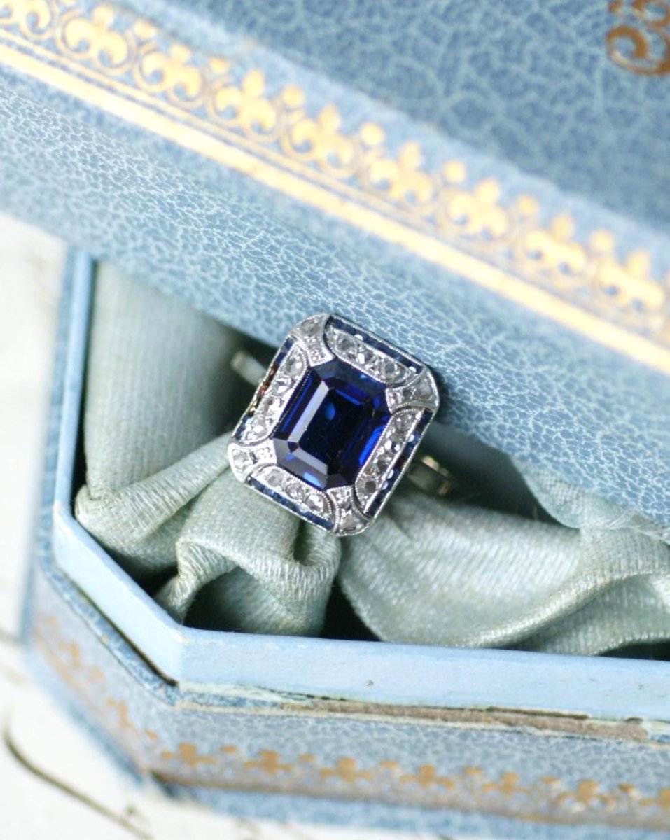 Bague Art Deco Saphir Synthétique Octogonale et Diamants - Castafiore