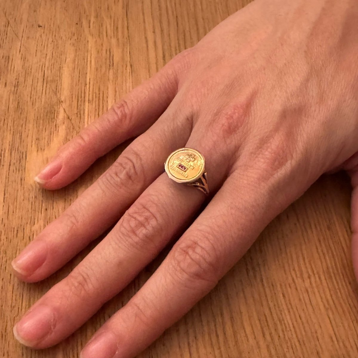 Bague AUGIS "Plus qu'hier, moins que demain" en or jaune, rubis et diamant - Castafiore