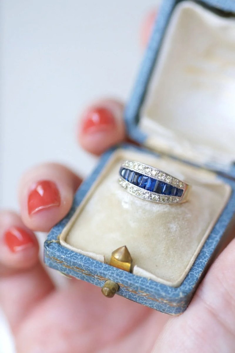 Bague Bandeau Art Deco Saphirs Calibrés et Diamants - Castafiore