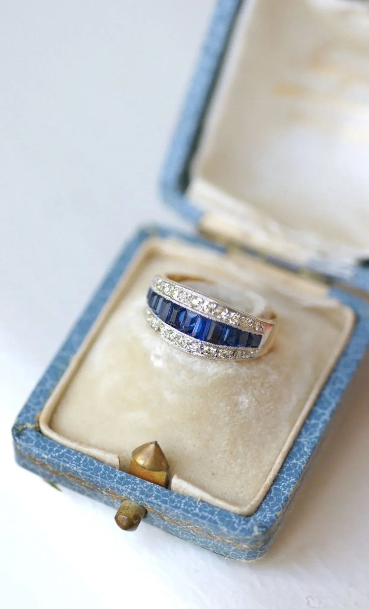 Bague Bandeau Art Deco Saphirs Calibrés et Diamants - Castafiore