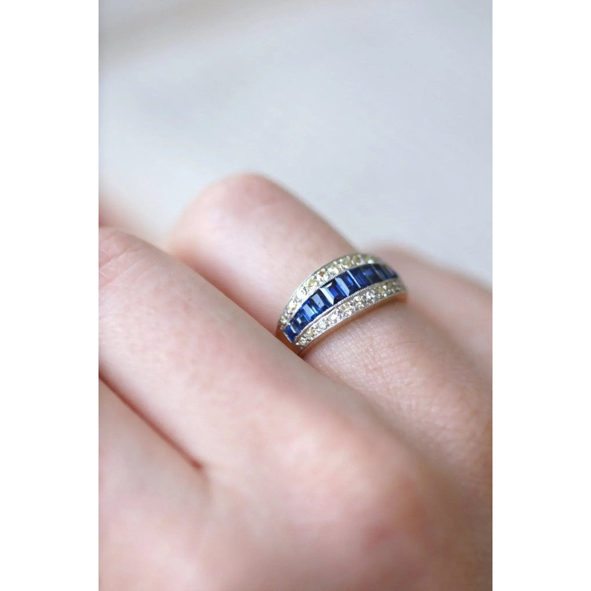 Bague Bandeau Art Deco Saphirs Calibrés et Diamants - Castafiore