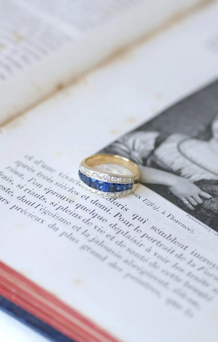 Bague Bandeau Art Deco Saphirs Calibrés et Diamants - Castafiore