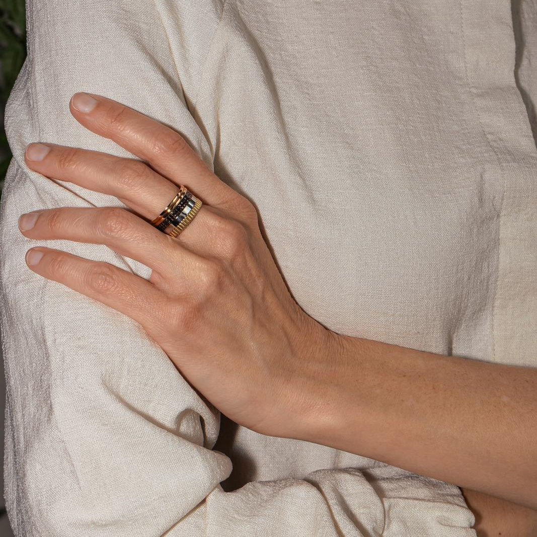 Bague Bandeau BOUCHERON "Quatre Classique Large" en or blanc, or jaune et or rose - Castafiore