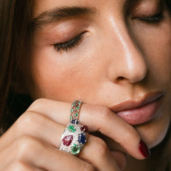 Bague Bandeau BUCCELLATI "Éternelle" en or blanc, rubis et émeraudes - Castafiore