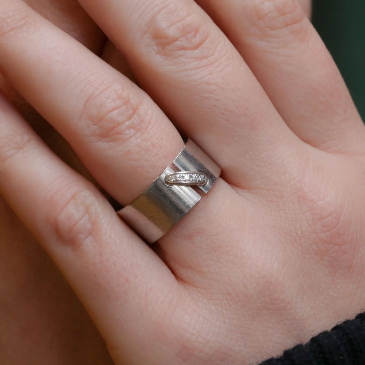 Bague Bandeau CHAUMET "Lien" en or blanc et diamants - Castafiore