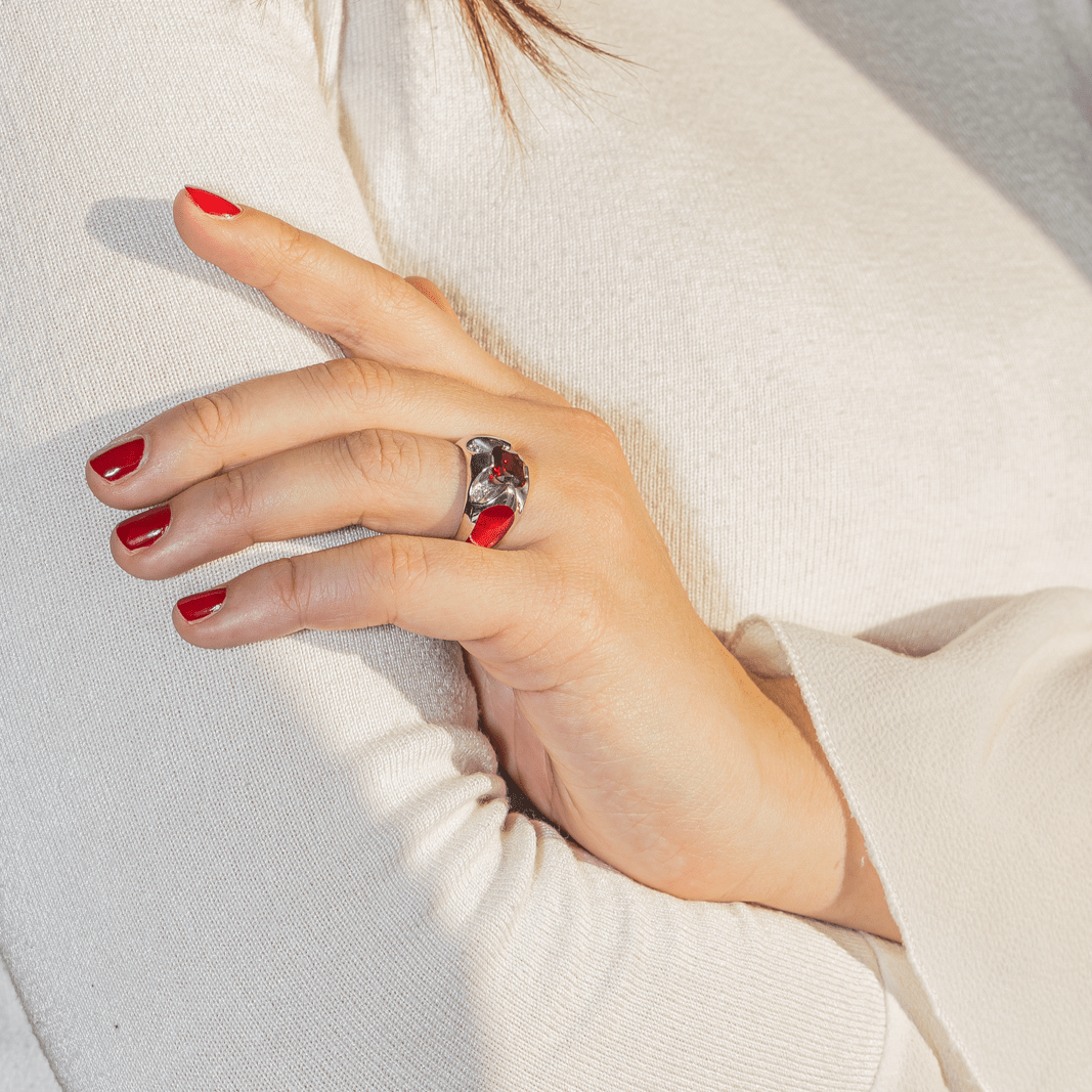 Bague Bandeau en or blanc, grenat et diamants - Castafiore