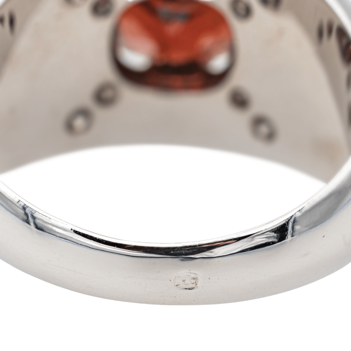 Bague Bandeau en or blanc, grenat et diamants - Castafiore