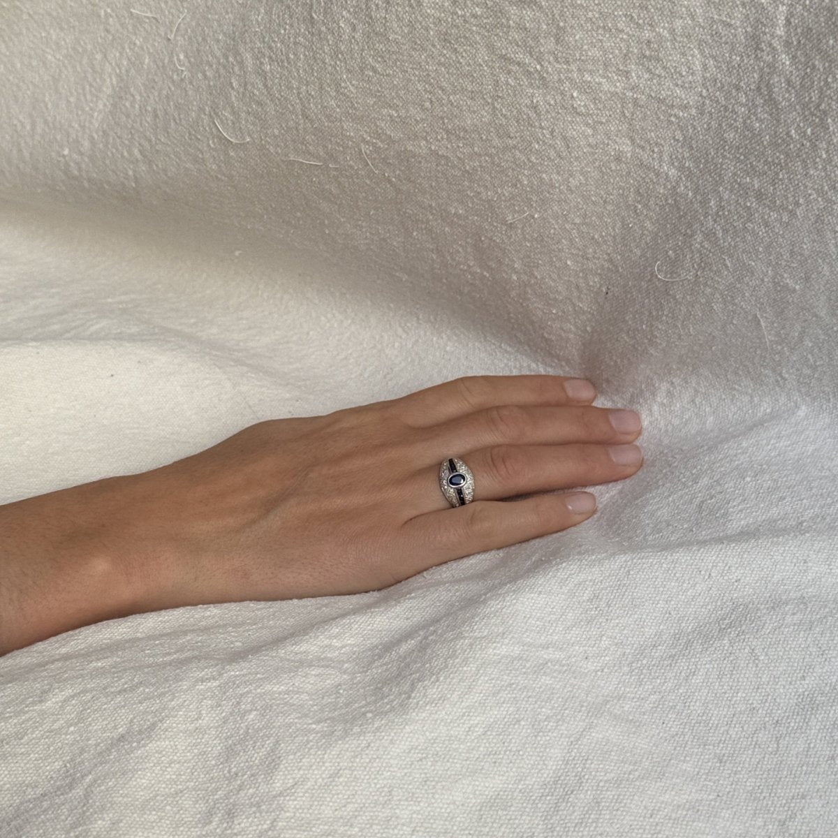 Bague Bandeau en or blanc, saphirs, et diamants - Castafiore