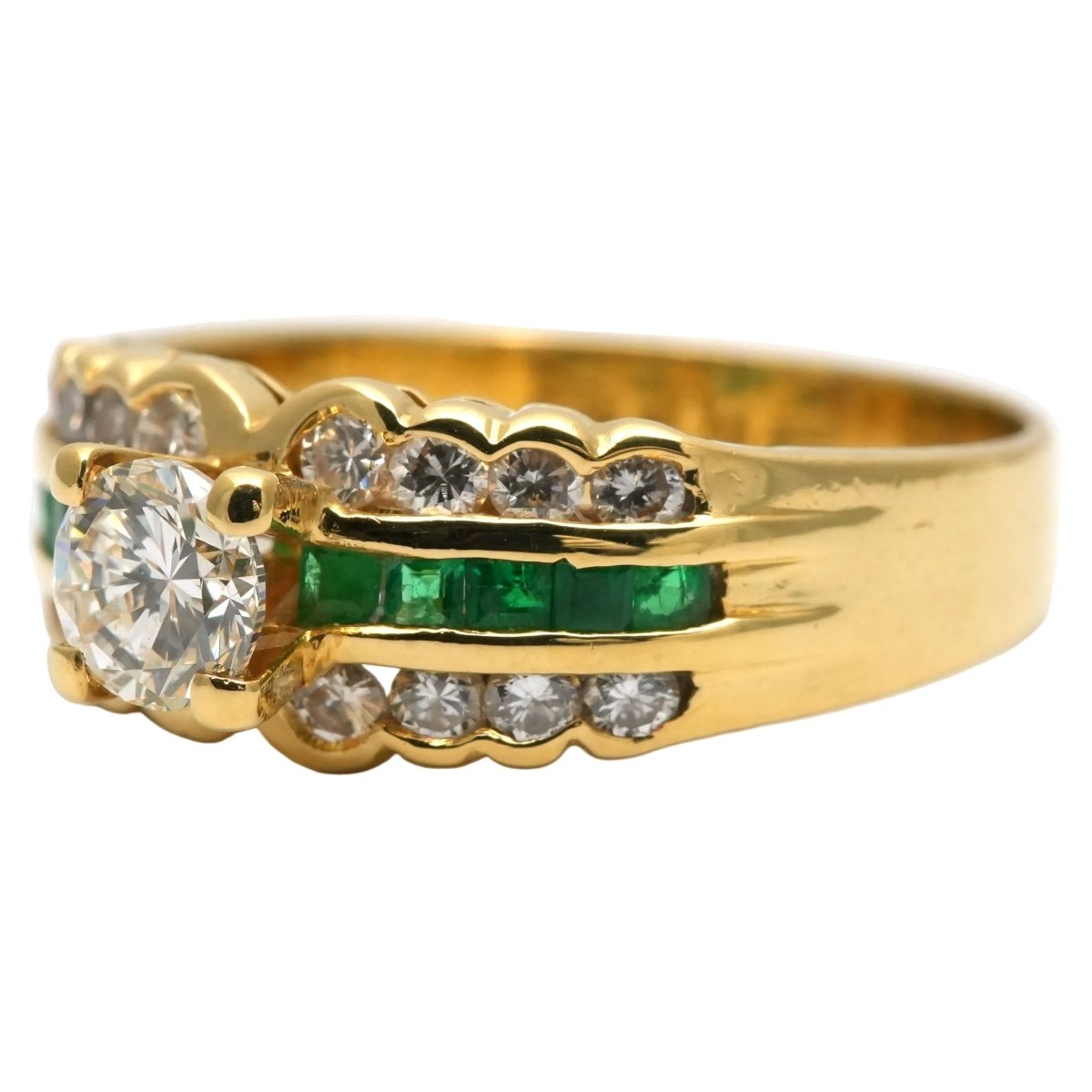 Bague Bandeau en or jaune, émeraudes et diamants - Castafiore