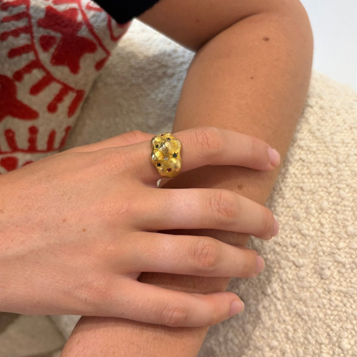 Bague Bandeau en or jaune, émeraudes, rubis, saphirs et diamant - Castafiore
