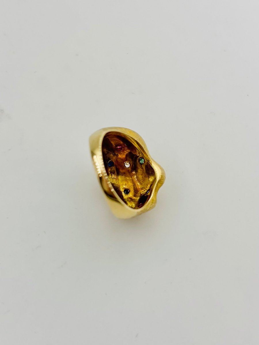 Bague Bandeau en or jaune, émeraudes, rubis, saphirs et diamant - Castafiore