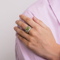 Bague Bandeau en or jaune, péridots et diamants - Castafiore