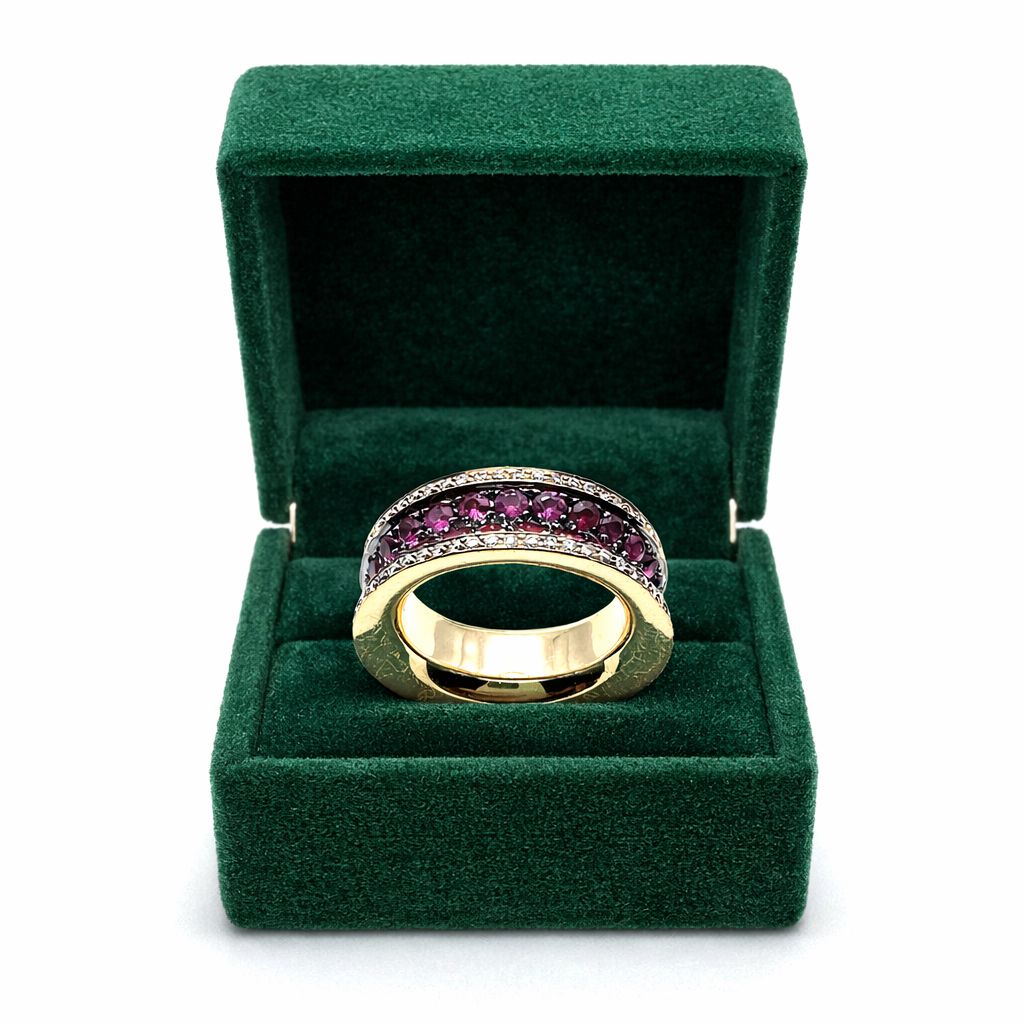 Bague Bandeau en or jaune, rubis, et diamants - Castafiore