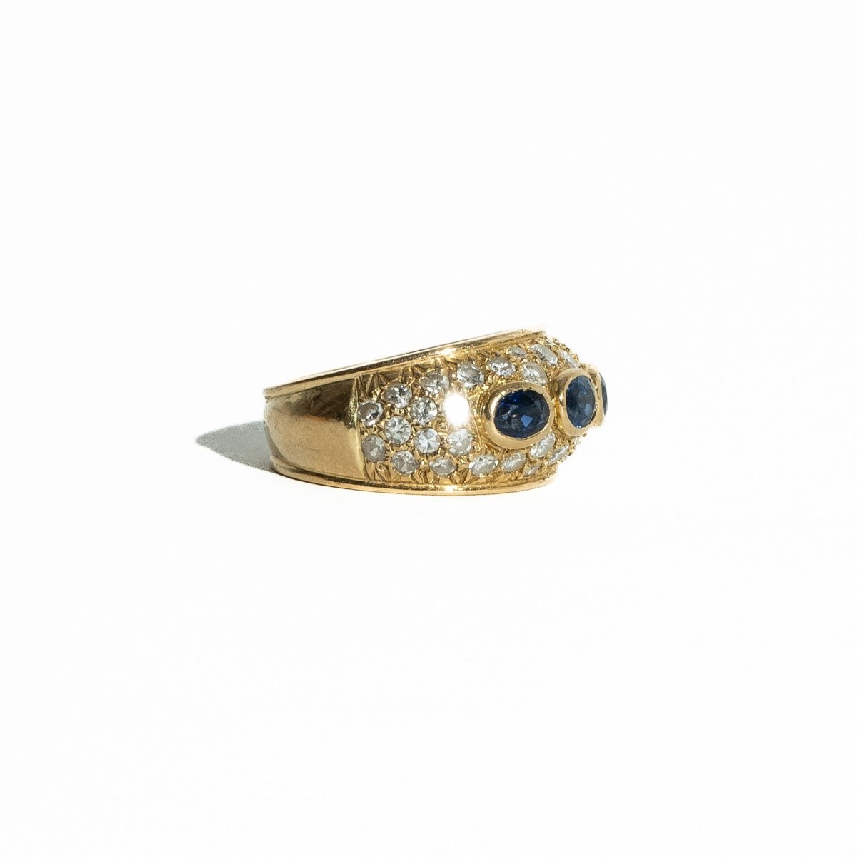 Bague Bandeau en or jaune, saphirs et diamants - Castafiore