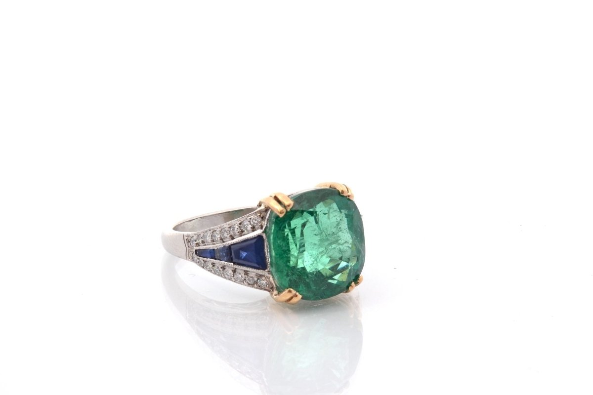Bague Bandeau en platine et or jaune, émeraude, saphirs et diamants - Castafiore