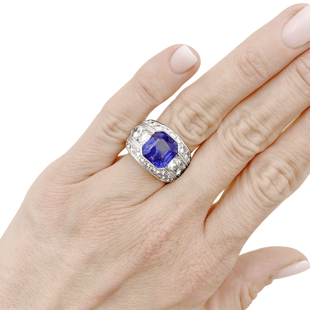 Ring paltinium, sapphire and diamonds.