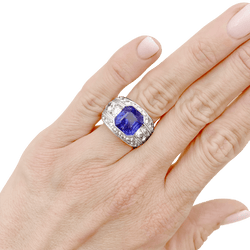 Ring paltinium, sapphire and diamonds.