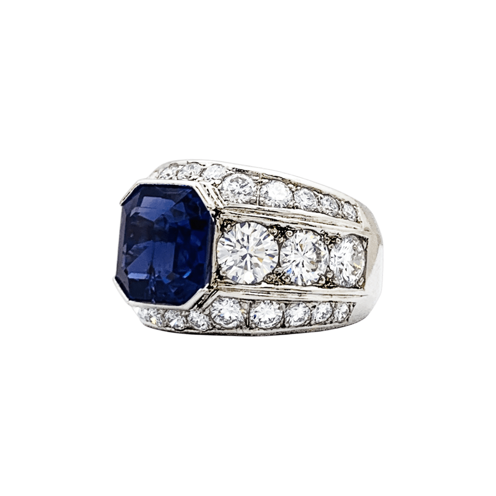 Ring paltinium, sapphire and diamonds.