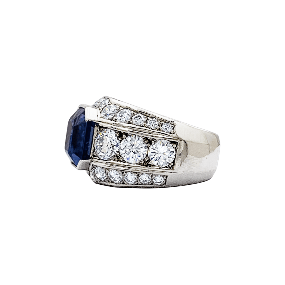 Ring paltinium, sapphire and diamonds.
