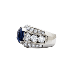 Ring paltinium, sapphire and diamonds.