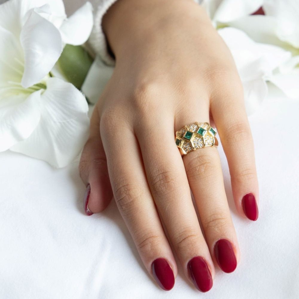 Bague Bandeau KOKIS en or jaune, émeraudes et diamants - Castafiore