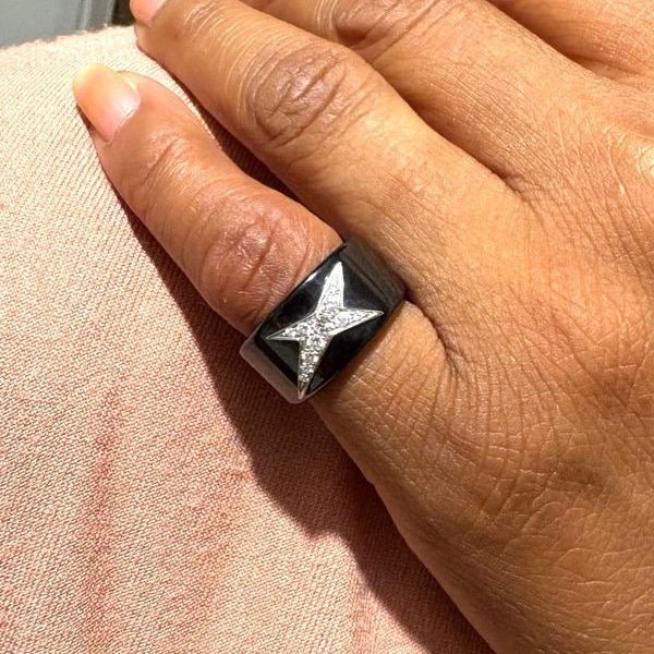 Bague Bandeau MAUBOUSSIN "Étoile du démon" en céramique, or blanc et diamants - Castafiore