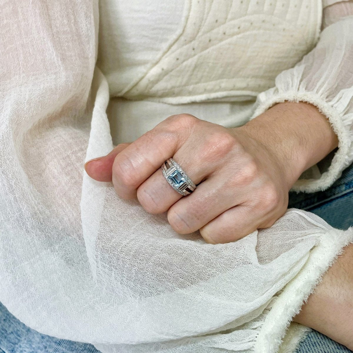 Bague Bandeau topaze taille émeraude et diamants en or blanc - Castafiore