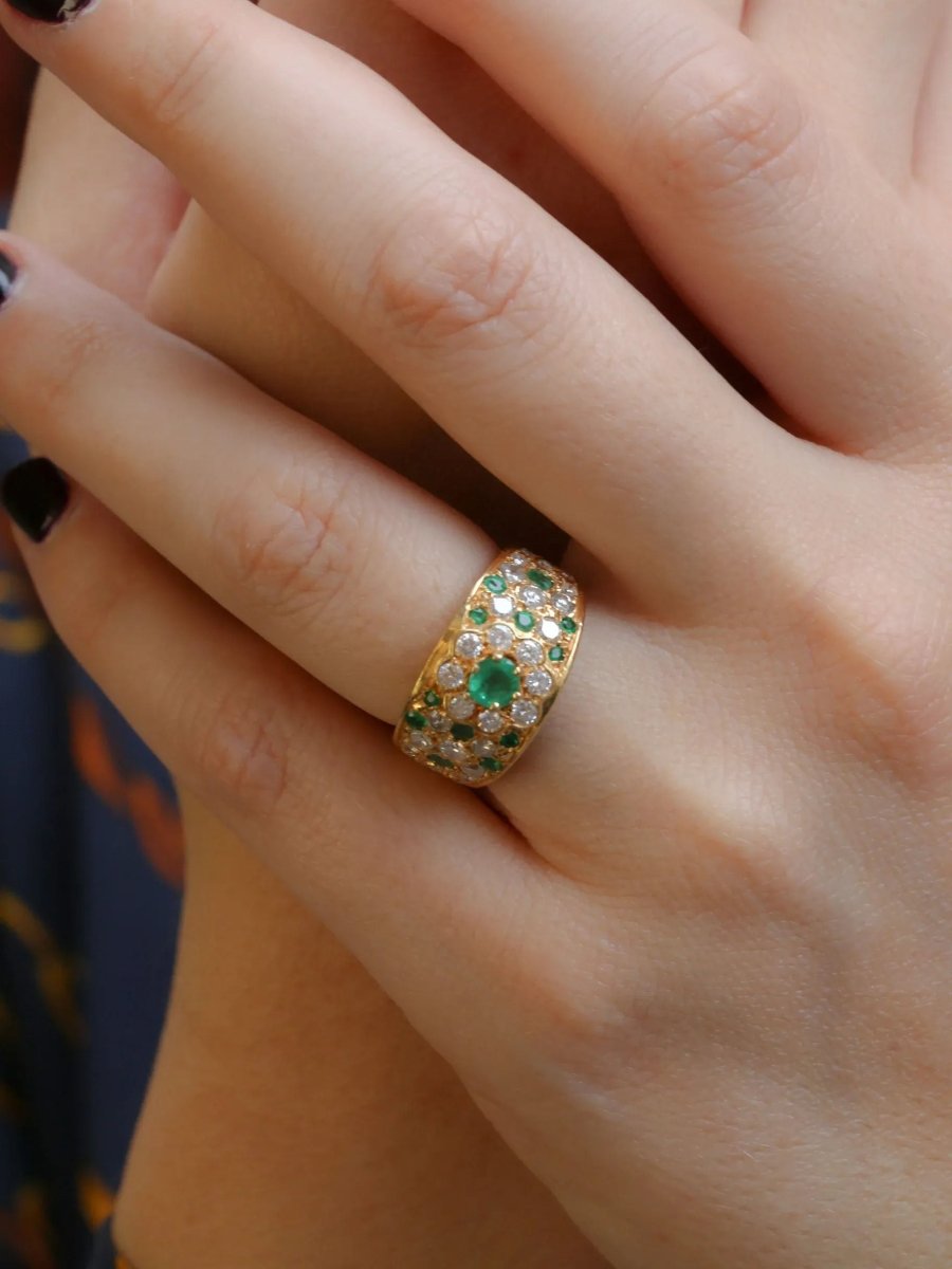 Bague bandeau vintage en or jaune, diamants et émeraudes - Castafiore