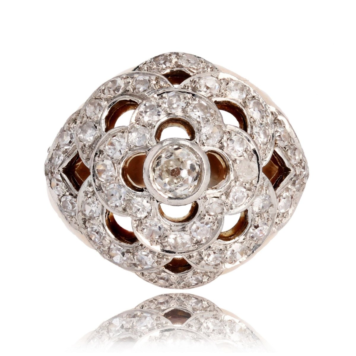 Bague boule ajourée d'un décor de fleur et diamants - Castafiore