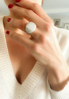 Bague boule en or gris et diamants - Castafiore