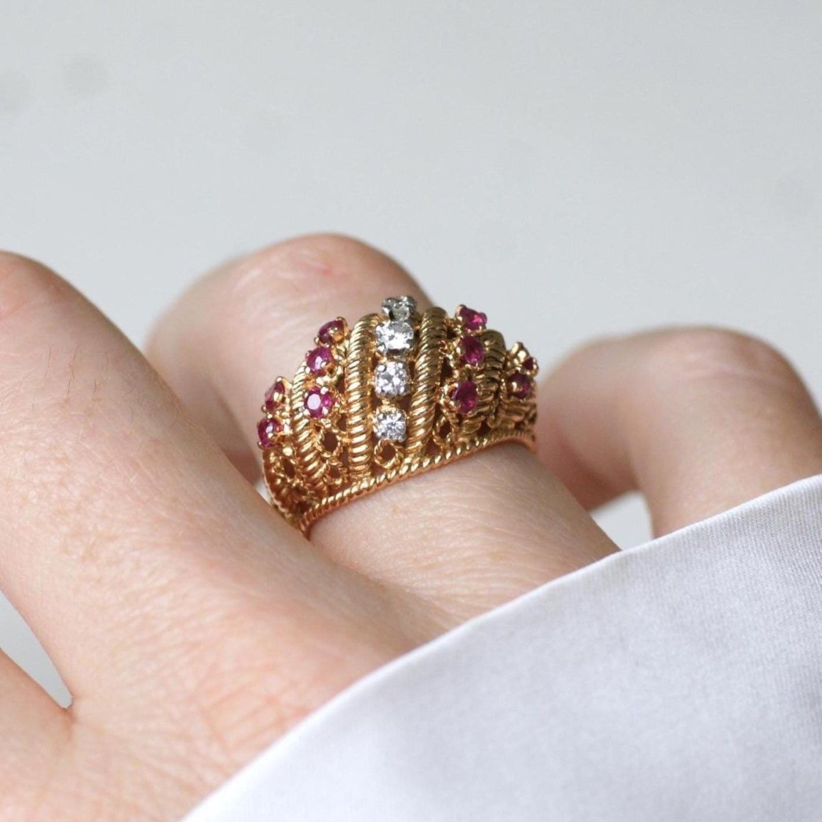Bague Boule torsade en or jaune, rubis et diamants - Castafiore