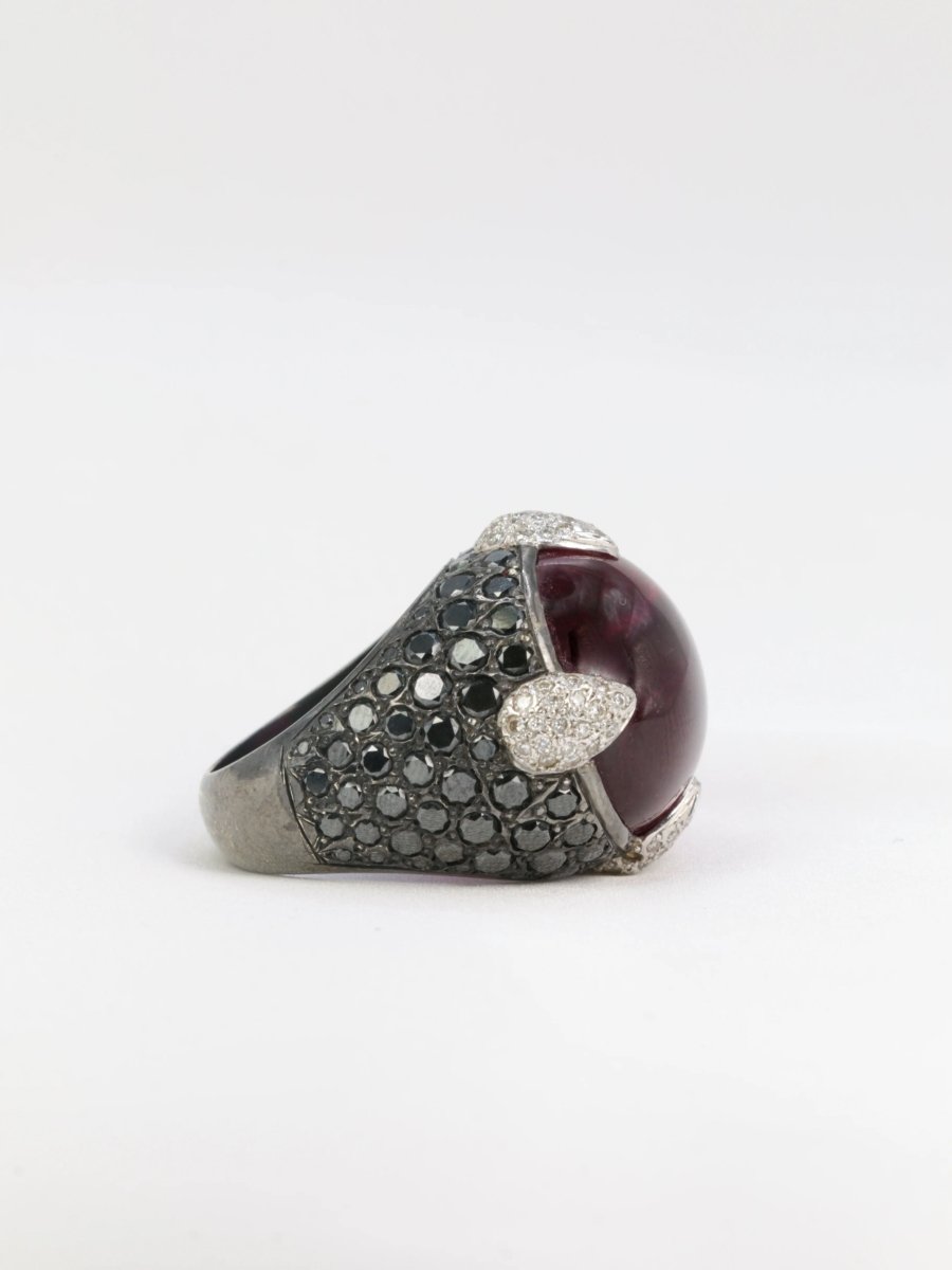 Bague boule vintage en or noir, tourmaline rose et diamants noirs et blancs - Castafiore