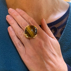 Bague C. Escher Cocktail cabochon en or jaune et œil de tigre - Castafiore