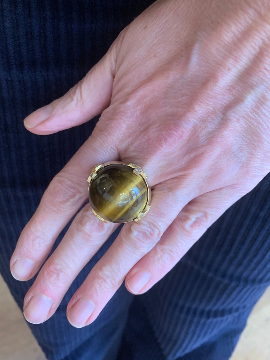 Bague C. Escher Cocktail cabochon en or jaune et œil de tigre - Castafiore