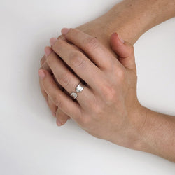 Bague Cartier "Double C" en or blanc - Castafiore